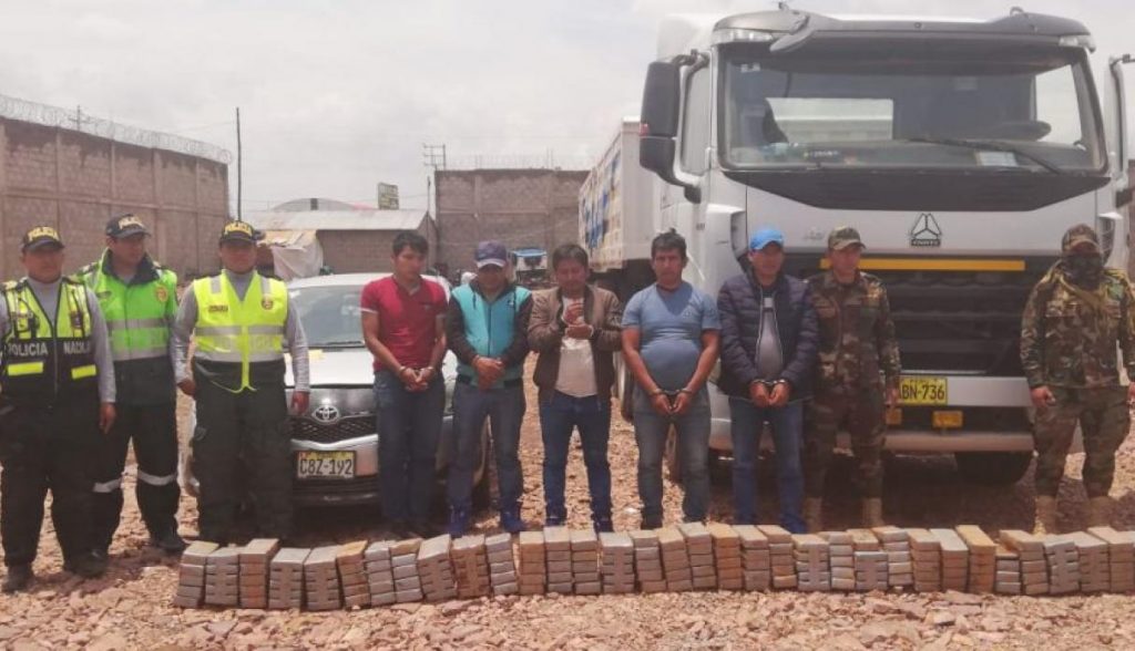 PNP incauta 174 paquetes de droga camuflados en un camión